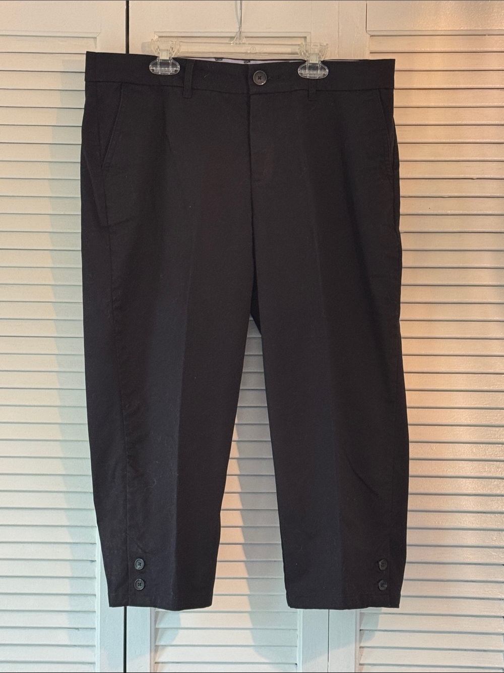 Croft & Barrow Black Women's Capri Pants with Hem Button Detail - Like New!